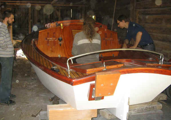 Priit Pent, paadiehitaja Reijo ja Erki Laur Tohvril.