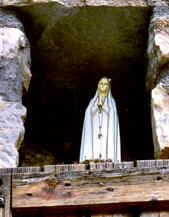 Jumalaema kuju kohaliku baari akna k�rval St Gotthardi m�ekurus.