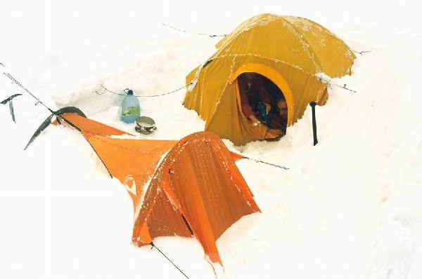 Viiekesti kaheinimesetelgis. Torm 4000 m k�rgusel.