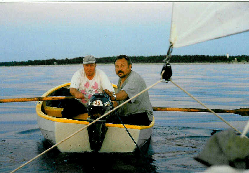 Abivalmid kalamehed.