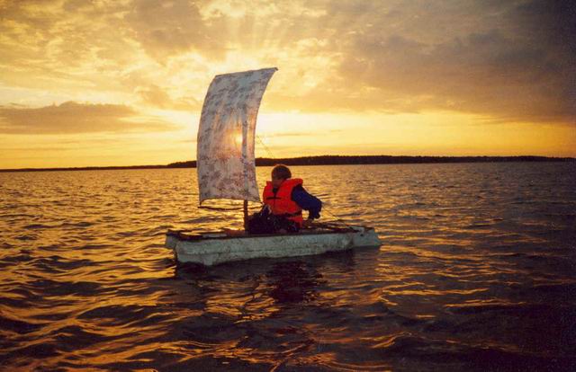 Kustas teel Uppholmilt Hobulaiule. Selja taga on Vormsi.