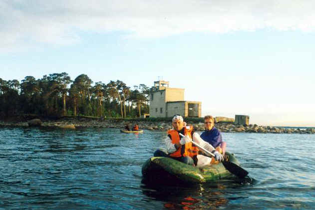 Riho Rosberg ja Tanel Soosaar. Taga Kaberneeme tipp ja piirivalve vahipost.