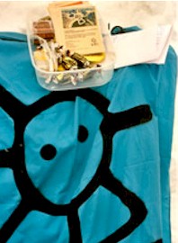 Geopeituse aarde peitsime 4074 m k�rgusele Mont Taculi tipu l�hedale. Aardesse sai pandud: 9 �okolaadimedaljoni, ca 14 Tallinna kommi, 3 kotikest Liptoni teed, 3 toosi tikke, Eesti Riikliku Nukuteatri perep��smed, paber ja pastakas ning geopeitusekirjad eesti ja inglise keeles.